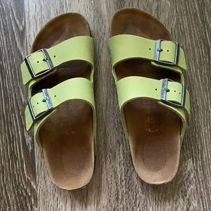 Birkenstock’s. Good condition!